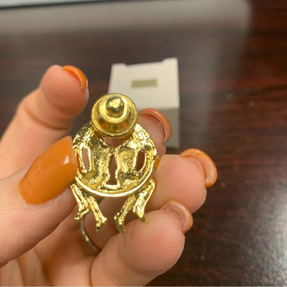 Avon Gemini  Goldtone pin NIB 1990 horoscope fan - Picture 2 of 5